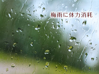 雨に濡れたガラス窓