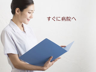 資料を読む看護師