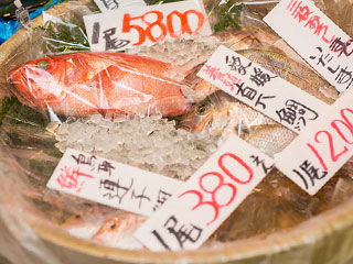 売り場に並ぶ鮮魚