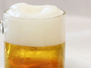 ジョッキで泡を立てるビール