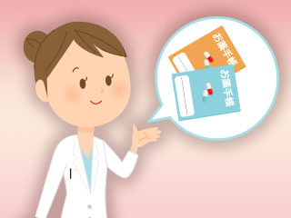 お薬り手帳を説明する薬剤師