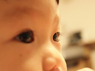 赤ちゃんの瞼のアップ