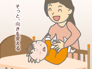 赤ちゃんの頭の向きを変える母親