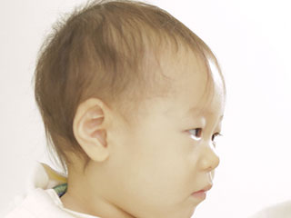 赤ちゃんの横顔
