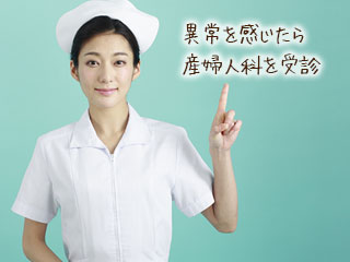 注意事項を指差す看護師