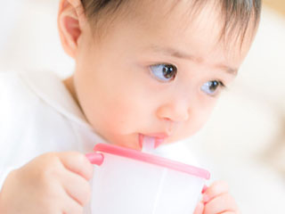 水を飲む赤ちゃん