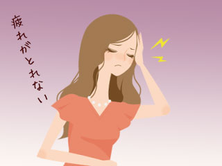 頭を押さえて痛がる女性