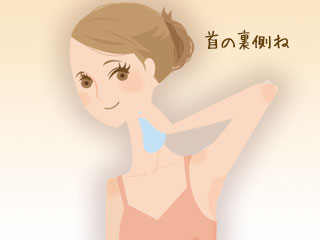 首の後ろ側に保冷剤を当てる女性