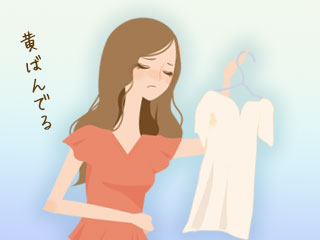 服を見ながらガッカリする女性