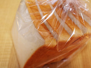 ビニール袋に入った食パン