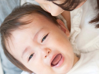 泣く子供と見つめる母親