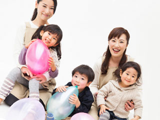 幼稚園の保育師と子供達