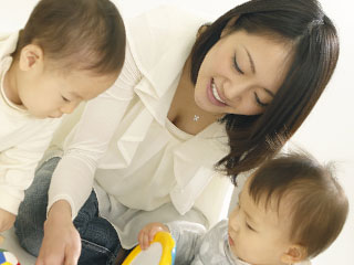 双子の赤ちゃんと母親