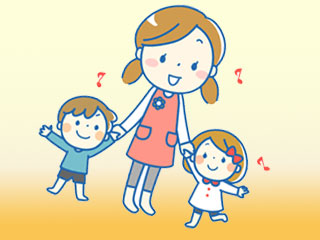 子供と手を繋ぐ保育師