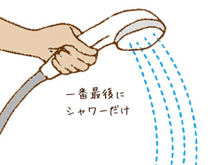 水の出るシャワーを手に持つ