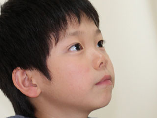 顎をあげて見る子供