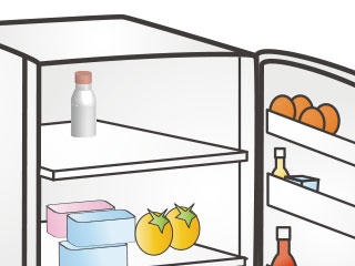 冷蔵庫の奥に置かれた哺乳瓶