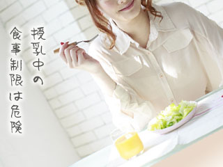 ジュースと野菜の食事をとる女性