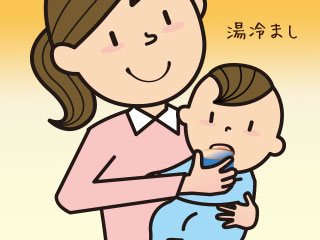 湯冷ましを赤ちゃんの口に入れる母