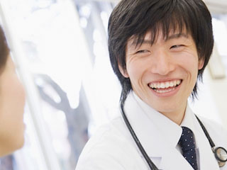 健診する医者