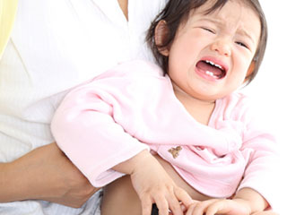 泣く幼児