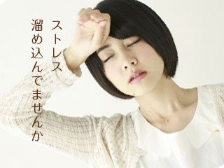 頭に手を当てて目を閉じる女性