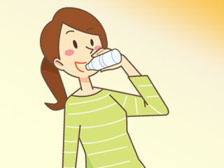 水分を取る女性