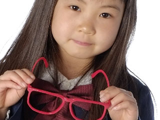 眼鏡を持つ少女