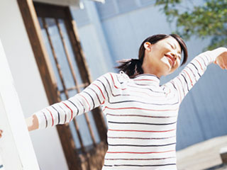 体を伸ばす女性