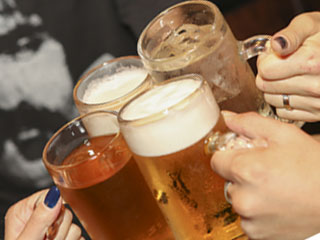 ビールグラスで乾杯
