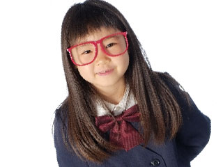 眼鏡をかけた小学生