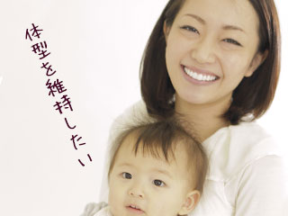 赤ちゃんを抱く母親