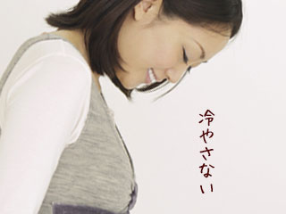 お腹を見て微笑む妊婦