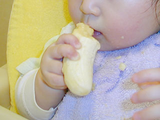 バナナを食べる赤ちゃん
