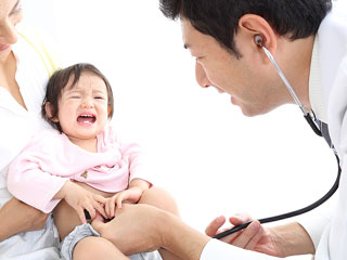 聴診器を幼児の胸に当てる医者
