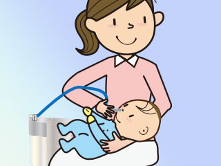 鼻水吸引器を使う母親