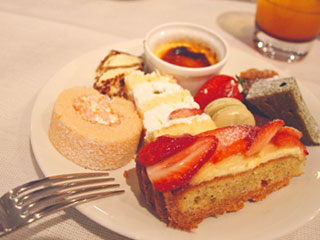 皿に山盛りケーキ
