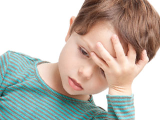 額に手を当てる男の子