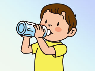 水を飲む男の子