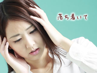 頭を抱えた女性