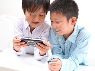 ゲームをする子供達