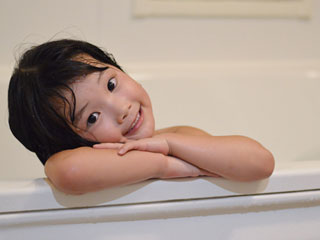 お風呂の中で笑顔の子供