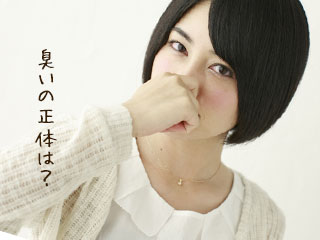 鼻を摘む女性