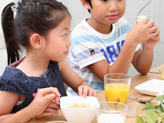 食事する子供