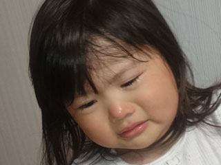泣いている子供