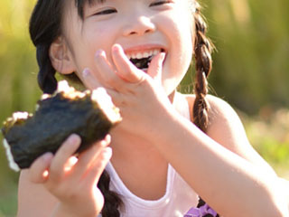 おにぎりを食べる女の子