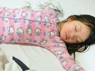 仰向けで寝る子供