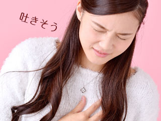 苦しそうに胸を押さえる女性