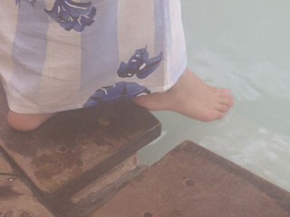 足先を湯に入れる女性
