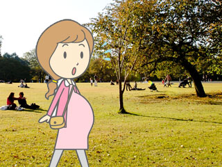 散歩する妊婦